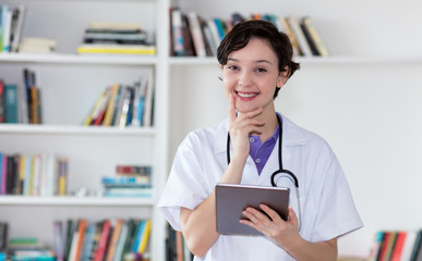 Junge Krankenschwester mit Tablet