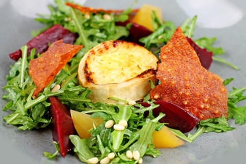 Goat cheese gratinated with rukola, beet and pine nuts.