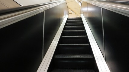 Escaleras mec&aacute;nicas ascendentes