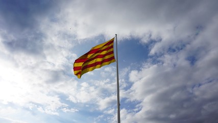 Bandera catalana ondeando en las alturas