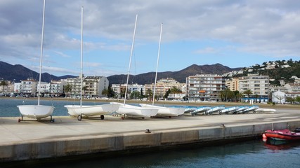 Fototapeta na wymiar Barcas esperando en un pequeño puerto