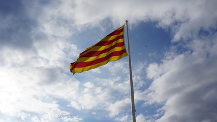 Bandera catalana ondeando en las alturas
