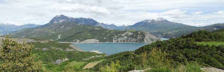 Fototapeta na wymiar lac de Serre Ponçon