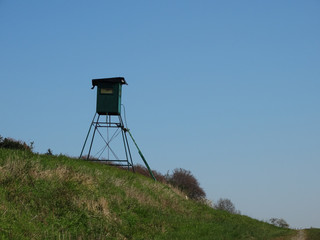 Hochsitz auf einem Feld
