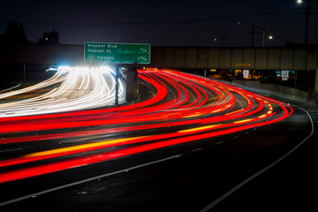 Speeding traffic on the W/B 91 freeway in Anaheim, CA - obrazy, fototapety, plakaty