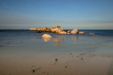 Paesaggio marino con scogli che affiorano dal mare