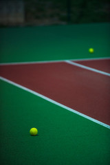 balle de tennis sur cours de tennis