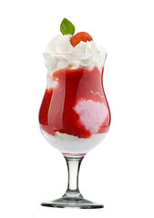 deser lodowy w pucharku na białym tle