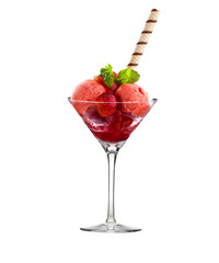 deser lodowy w pucharku na białym tle