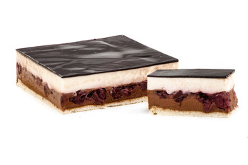 Wypieki cukiernicze. Porcja ciasta na białym tle. 