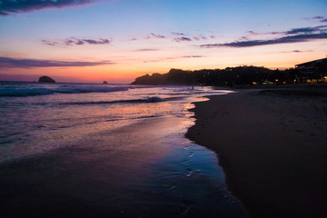 Magnifique crépuscule sur une plage déserte du Mexique, Zipolite, Oaxaca.