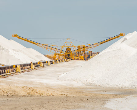 Conveyor belt moves the salt at salt pans