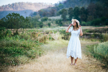 Obraz premium Woman in the hat happiness in the nature