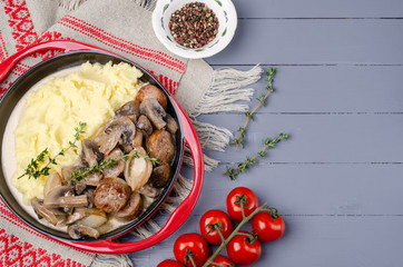 Mashed potatoes and slices of mushrooms