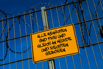 Menschenrechte Schild an Stacheldrahtzaun