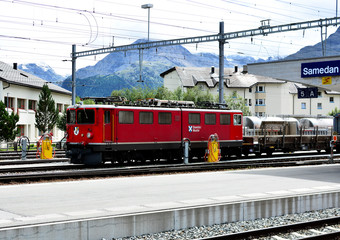 Banhof Samedan im Engadin, Lokomotive, Alpen im Hintergrund