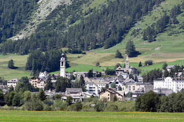 Fototapeta na wymiar Samedan im Engadin, Dorf in den Schweizer Alpen, 