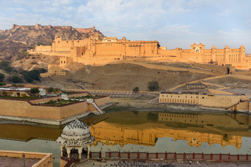 Fototapeta premium Bursztynowy fort i pałac w Maotha Lake. Jaipur Rajasthan. Indie