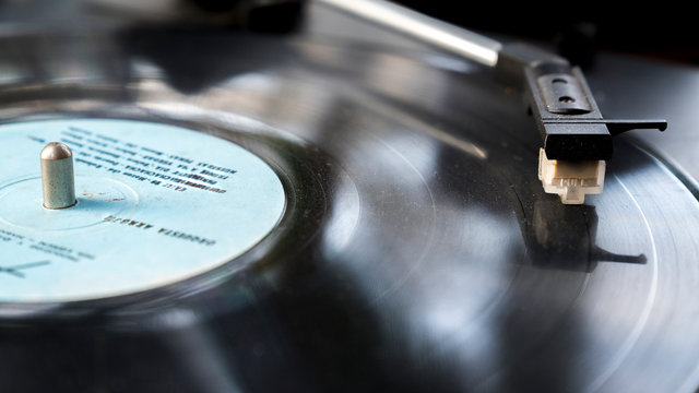 Disc vinil vintage nigth club. Play