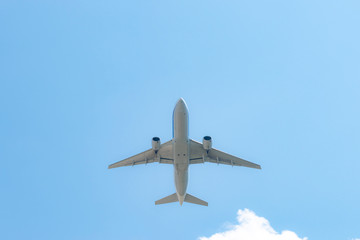 空港から飛び立つ飛行機