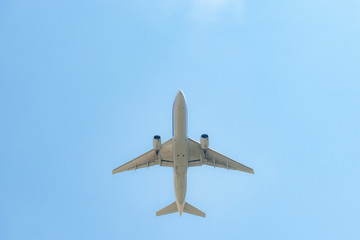 空港から飛び立つ飛行機