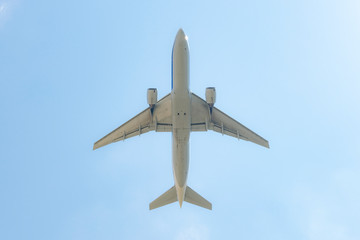 空港から飛び立つ飛行機