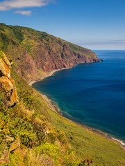 Fototapeta na wymiar Steilküste mit blauem Wasser