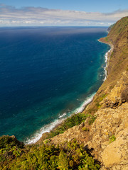 Steilküste und blaues Meer