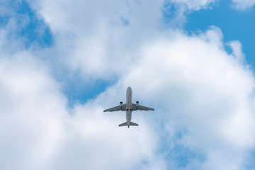 空港から飛び立つ飛行機