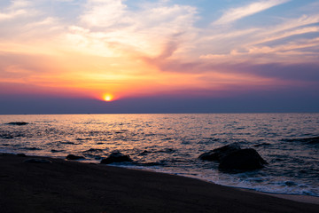 Fototapeta na wymiar 夕日の沈む砂浜