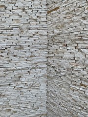 Esquina de pared de piedra tipo rajuela 