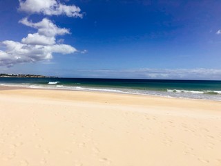 Breiter Sandstrand an den einsamen Küsten Portugals