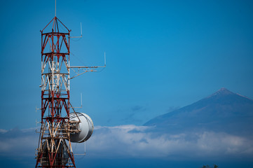 Antennenmast auf La Gomera mit Blick auf den Teide (Teneriffa)