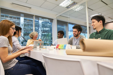 Junge Business Leute im Start-Up Meeting