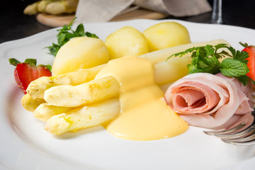 asparagus with light ham and bechamel sauce