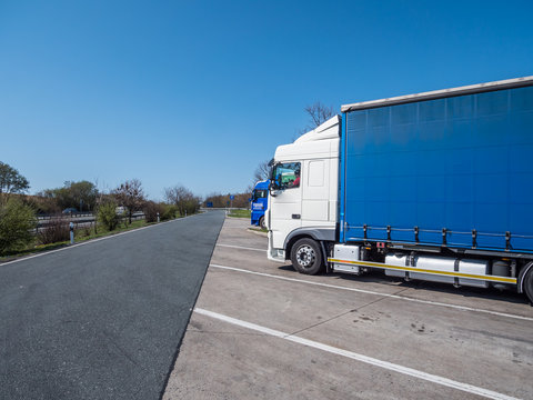 Trucks auf Autobahnrastplatz