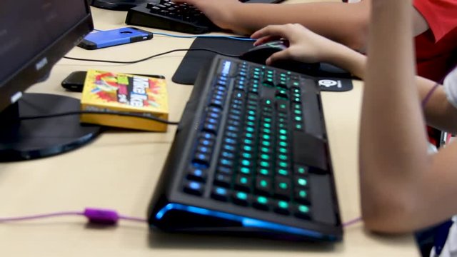 A video where someone is using keyboard to play video game