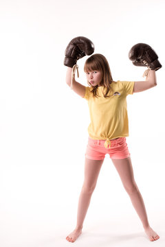 selbstbewu&szlig;tes m&auml;dchen mit boxhandschuhen