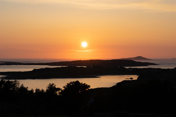 Coucher de soleil orange au dessus de l'oc&eacute;an