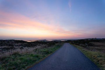 Une route de bord de mer au coucher de soleil