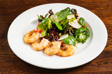salad with shrimps and cherry tomatoes