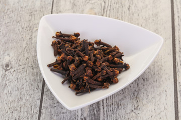 Dry clove seeds