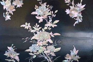 Fleurs de nacre incrustées sur laque