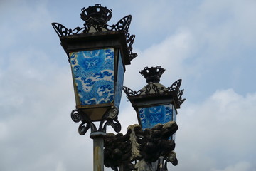 Fototapeta na wymiar Lanternes anciennes avec céramique blanche et bleue