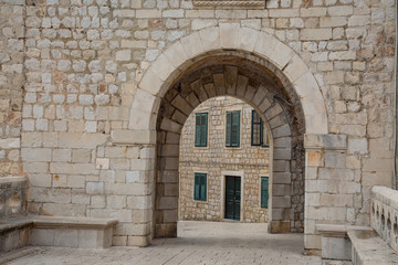 Fototapeta na wymiar Torbogen und Gasse in der Altstadt von Dubrovnik