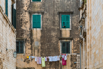 Fototapeta na wymiar Fassade mit einer Wäscheleine und Kleidung 