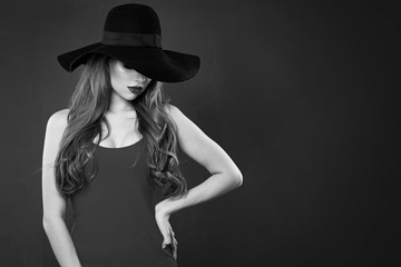 Fototapeta na wymiar Retro style portrait of beautiful woman model in hat. Black and white photo