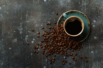 Tasse à café et grains de café sur fond vintage