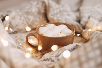 Obraz na płótnie Canvas Coffee cup with marshmallows. Breakfast in bed. Morning coffee. White bedroom. Sweet home. flat lay