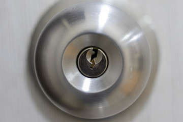 Door lock with a keyhole